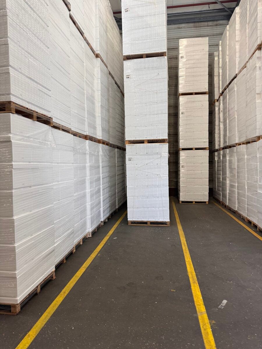 Corsia di magazzino con scatole EPS su pallet, immediatamente disponibili