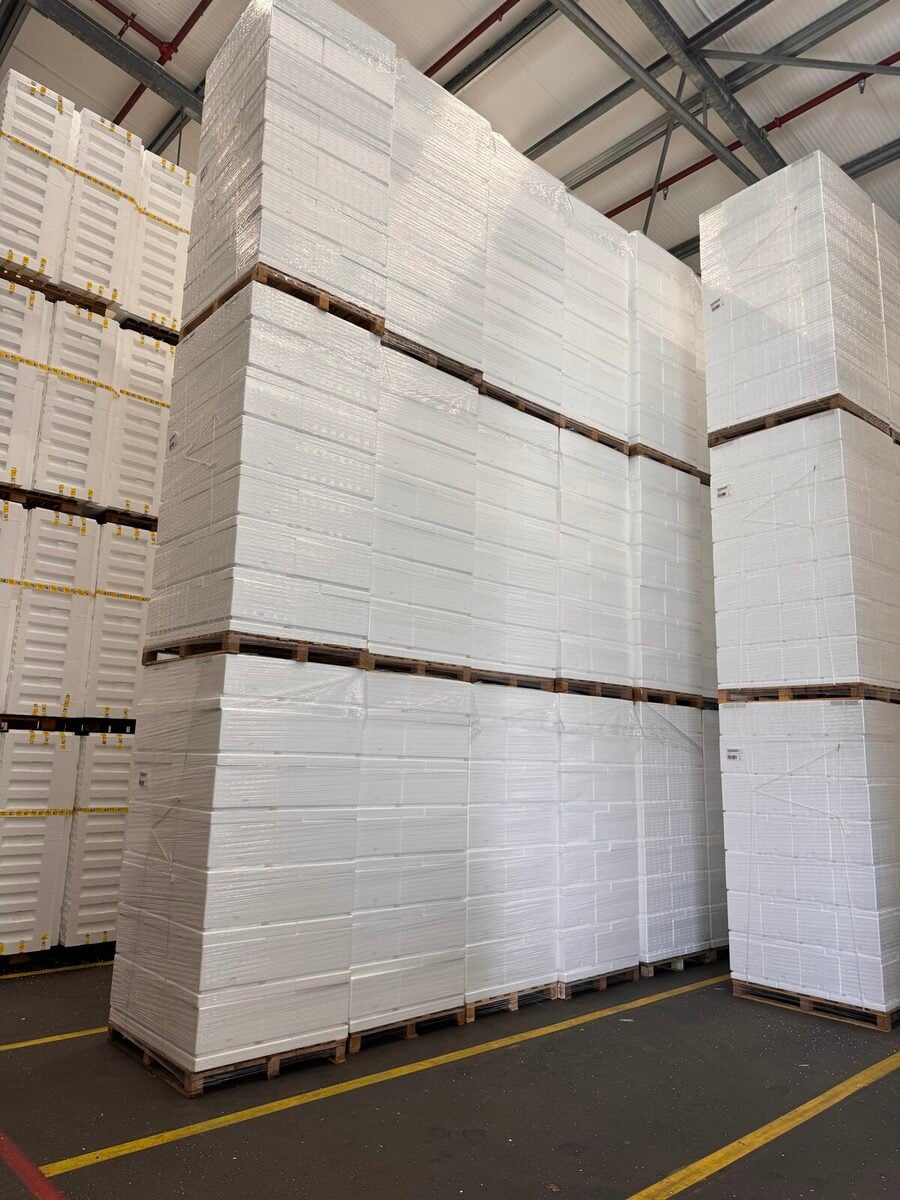 Pallet di scatole di polistirolo EPS impilati fino al soffitto